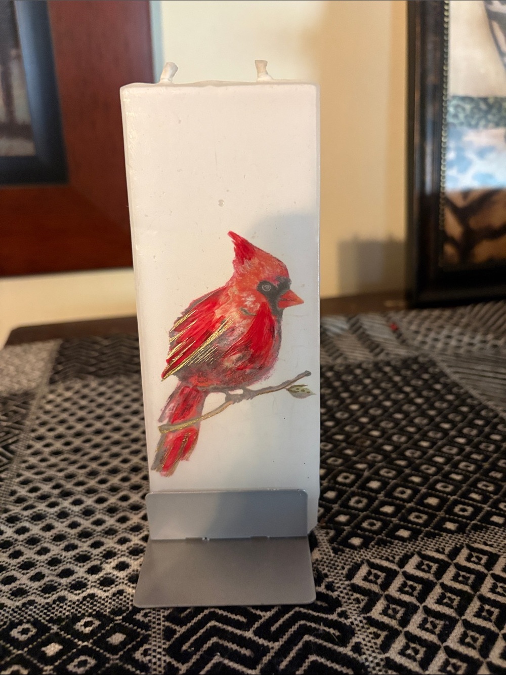 Flatyz hand-painted flat candle featuring a cardinal design